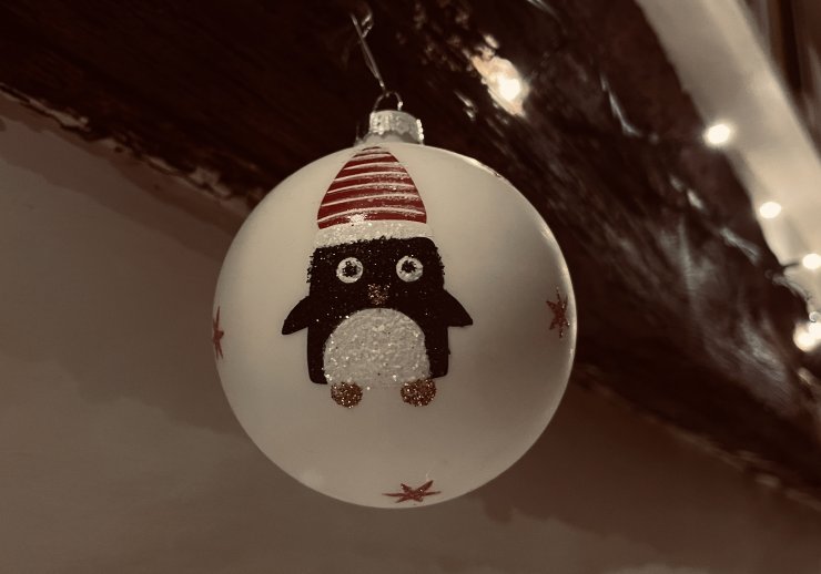 Weihnachtsbaumkugel mit Pinguin