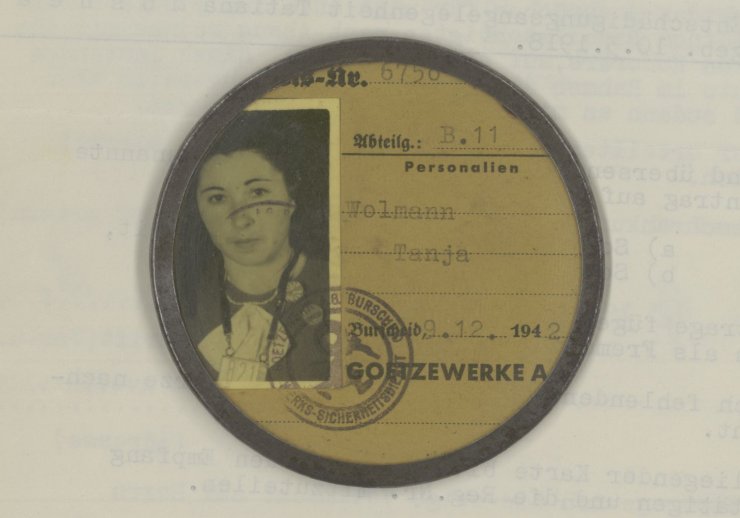 Rundes Ausweisdokument mit schwarz-weißem Portraitbild