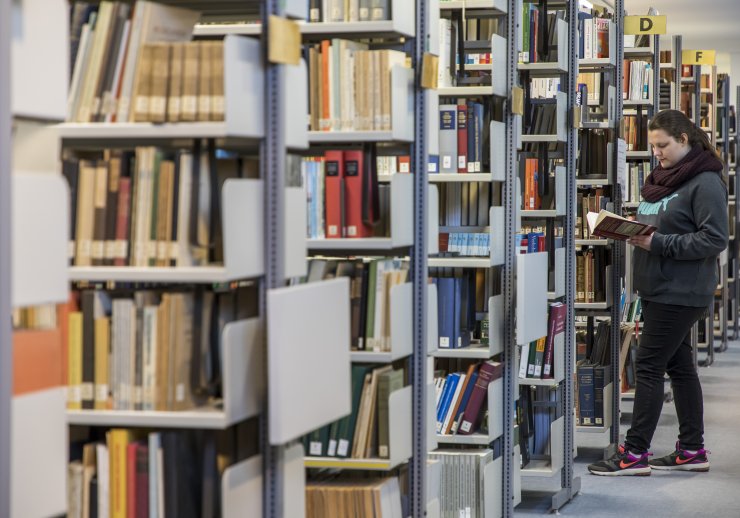 Eine Nutzerin recherchiert in der Bibliothek der Abteilung OWL.