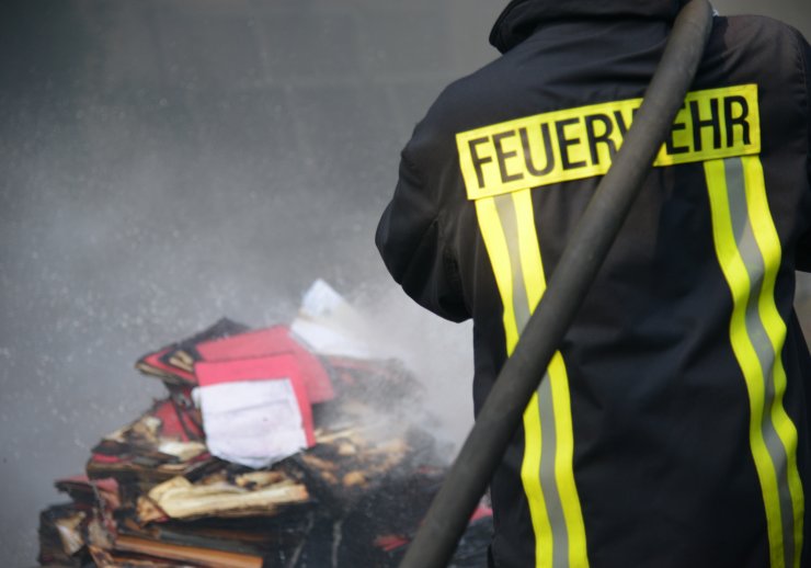 Brennender Aktenstapel wird gelöscht