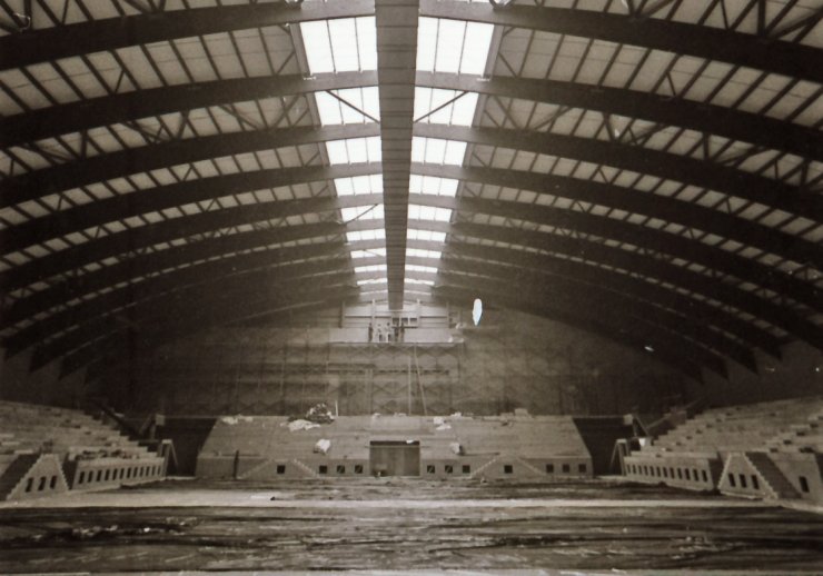Blick in die Neusser Eissporthalle mit bildbeherrschender Dachkonstruktion