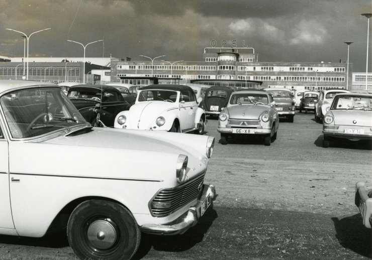 Parkplatz vor dem Opel-Werk