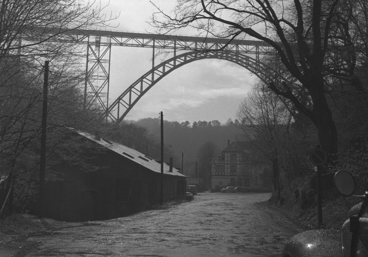 Stahlbrücke mit großem Bogen über einem Tal