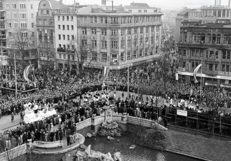 Karnevalszug in Düsseldorf 1951 von schräg oben fotografiert.