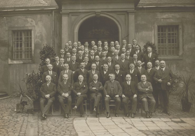 Gruppenfoto von ca 30 Männern vor einem Gebäude