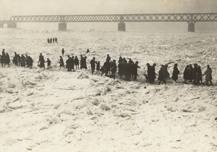 Winterbild mit Eisenbahnbrücke