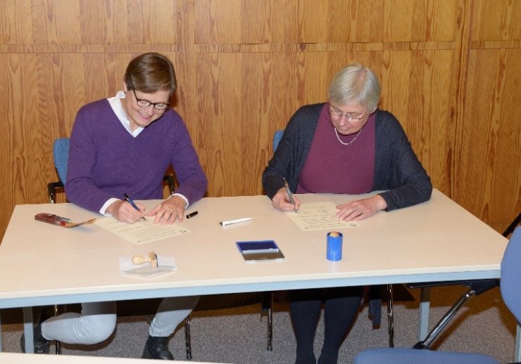 Feierliche Unterzeichnung der Kooperation durch Dr. Jutta Berger, Geschichtslehrerin an der Privatschule Schloss Heessen, und Prof. Dr. Mechthild Black-Veldtrup, Abteilungsleiterin des Landesarchivs NRW W 