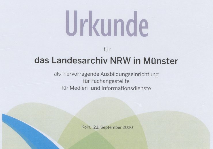 Urkunde der Bezirksregierung Köln für das Landesarchiv NRW in Münster als hervorragende Ausbildungseinrichtung für Fachangestellte für Medien- und Informationsdienste 