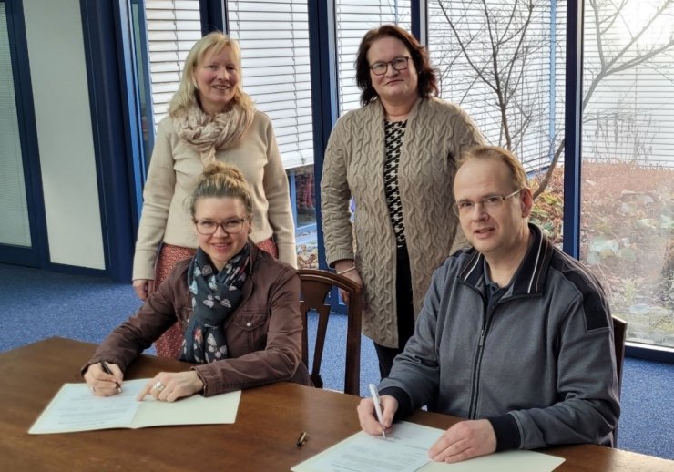 Anja Vothknecht (Grabbe-Gymnasium) und Dr. Johannes Burkardt (Landesarchiv NRW) unterzeichnen die Verlängerung der Kooperation im Beisein von Bärbel Sunderbrink (Stadtarchiv Detmold, links) und Archivpädagogin Heike Fiedler