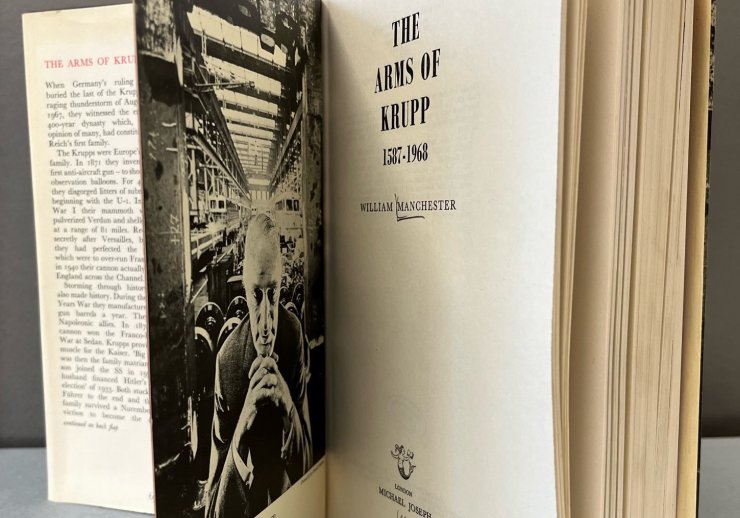 Aufgeschlagenes Buch mit dem Titel the arms of krupp