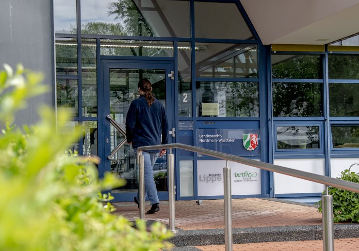 Eine Person betritt den Eingang des Landesarchivs NRW, Abteilung OWL